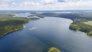 Baltųjų Lakajų ežere galima žvejoti, o ant kranto ragauti žuvienę