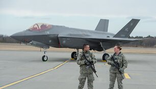 Į Estiją atskrido modernūs JAV naikintuvai F-35