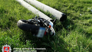 Avarija pasibaigusios dviejų chuligani&scaron;kų motociklininkų gaudynės Alytuje