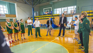 Arvydas Sabonis ir Lietuvos moterų rinktinės žaidėjos