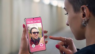 Mergina naudojasi pažinčių programėle „Tinder“