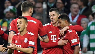 Serge Gnabry (de&scaron;inėje) du įvarčiai atne&scaron;ė pergalę Miuncheno &bdquo;Bayern&ldquo;. 