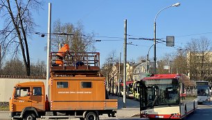 Prie Baltojo tilto dėl nutrūkusio laido sustojo troleibusų eismas