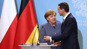 Angela Merkel ir Mateuszas Morawieckis