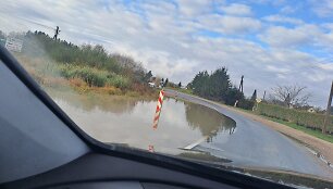 Užtvindyta pagrindinė gatvė Avižieniuose spalio 25 d.