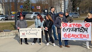 Piketas dėl Kazoki&scaron;kių sąvartyno tar&scaron;os prie Elektrėnų savivaldybės