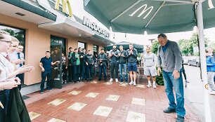 mcdonalds-zvaigzdziu-alejoje-atidengtas-mpaulausko-delno-ispaudas