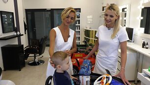 Indrė Kavaliauskaitė-Morkūnienė ir Monika &Scaron;edžiuvienė su sūnumi