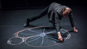 Tarptautinis teatro festivalis „Sirenos“: kaip mūsų kūnai dalyvauja virtualiame kare ir kasdienėse kovose?