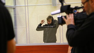 Į teismą atvestas sutuoktinių pražudymu įtariamas jaunuolis