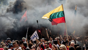 Prie Seimo vyksta protestas dėl planuojamo Vyriausybės ribojimų neturintiems Galimybių paso