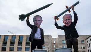 Vladimirą Putiną ir Joe Bideną vaizduojantys protestuotojai