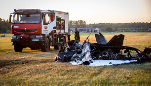 Kyvi&scaron;kėse nukrito akrobatinis lėktuvas ir žuvo pilotas