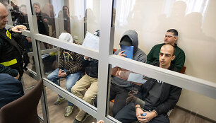 Lydint gausioms policijos pajėgoms &scaron;e&scaron;i terorizmu kaltinami užsieniečiai pristatyti į &Scaron;iaulių apygardos teismą / Gintarė Daknytė / BNS