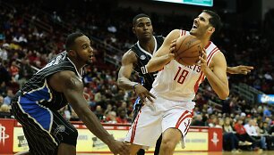 Omri Casspi (de&scaron;inėje)