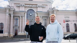 Komikas Markas Žukauskas ir profesionalus krepšininkas Domantas Šeškus penktadienio popietę susitiko ne sporto salėje ar arenoje, o Vilniaus geležinkelio stotyje