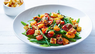Sezoninės salotos: šparaginių pupelių, su pomidorais ir alyvuogėmis