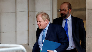 JK parlamentarai patvirtino griežtą ataskaitą apie ekspremjerą B.Johnsoną