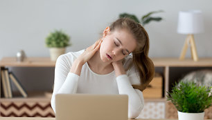 Net 64 proc. žmonių skundžiasi nugaros skausmais: kaip jų išvengti darbo vietoje