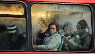 Keleiviai Londono autobuse