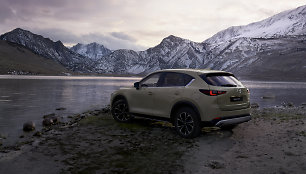 „Mazda“ atnaujino populiarųjį miesto visureigį CX-5