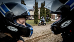 Laurynas Baltrūnas - Oblius Beižionių vaikų namuose veda jaunųjų motociklininkų būrelį