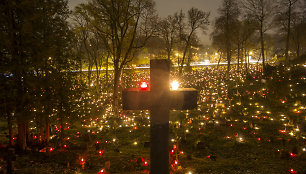 Rasų kapinėse Vėlinių žvakių šviesa traukia smalsuolius