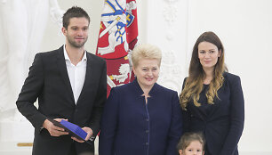 Mantas Kalnietis su &scaron;eima ir Dalia Grybauskaitė