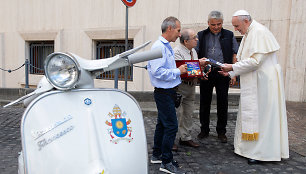 Popiežius Pranciškus gavo dovanų motorolerį „Vespa“. 