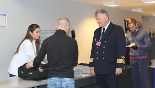Kapitonas Evaldas Zacharevičius antradienį pakeitė darbo vietą ir į skrydį i&scaron;lydėjo Palangos oro uosto keleivius.