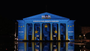 Vilniaus rotušė nušvito ES spalvomis ir raginimu dalyvauti EP rinkimuose