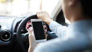 Abi vairuotojo rankos turėtų būti ant vairo, o ne laikyti telefoną