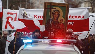 Lenkų konservatorių &scaron;alininkai protestavo prie&scaron; &bdquo;Gazeta Wyborcza&ldquo; dienra&scaron;tį
