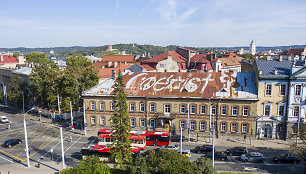 Užrašas „Coexist“ ant Pylimo g. 2 pastato stogo Vilniuje