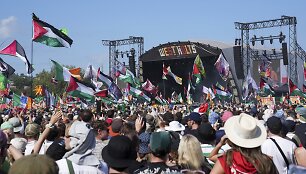 &bdquo;Kneecap&ldquo; koncertuoja Glastonberio muzikos festivalyje / Scott A Garfitt / AP