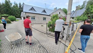 Pasvalyje po namu atsivėrė smegduobė