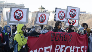 Prieš naujos Austrijos vyriausybės prisaikdinimą Vienoje protestavo keli tūkstančiai žmonių