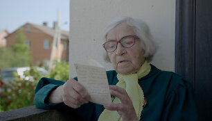 Kadras i&scaron; filmo  &bdquo;100 metų kartu&ldquo;