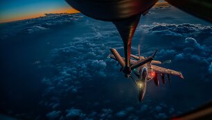 JAV karinių oro pajėgų lėktuvas &bdquo;KC-135 Stratotanker&ldquo; pildo degalų atsargas JAV karinio jūrų laivyno lėktuvui &bdquo;F/A-18F Super Hornet&ldquo; vir&scaron; Artimųjų Rytų operacijos &bdquo;Epic Fury&ldquo; metu