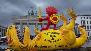 Priešais Brandenburgo vartus aktyvistai simboliškai užmušė dirbtinį dinozaurą.
