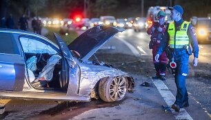 VIlniaus Olandų gatvėje BMW trenkėsi į du stulpus
