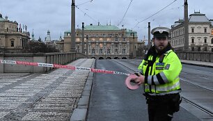 Policija atitvėrė teritoriją aplink Prahos universitetą.