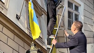 Tomio Okamura nukabina Ukrainos vėliavą