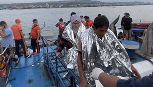 Po kelto nelaimės Filipinuose i&scaron;gelbėti keleiviai / HANDOUT / AFP