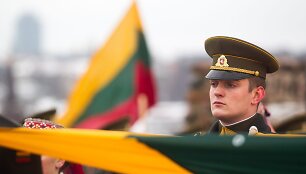 Gedimino pilies bok&scaron;te i&scaron;kelta Lietuvos vėliava