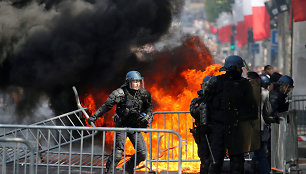 Paryžiuje po parado protestuotojai susirėmė su policija