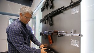 Maskvos oro uoste atidaryta Kalašnikovo ginklų ir suvenyrų parduotuvė
