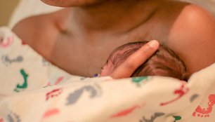 Po gimdymo – mama su naujagimiu