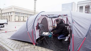 Yolana Slušnys pasiryžusi gyventi prie Seimo