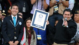 Hondūro prezidentas Juanas Orlando Hernandezas rodo Guinnesso rekordo diplomą.